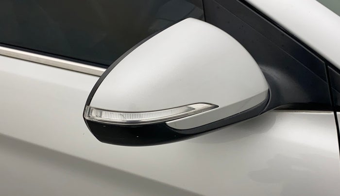 2016 Hyundai New Elantra 2.0 SX(O) AT PETROL, Petrol, Automatic, 1,21,498 km, Right rear-view mirror - Mirror motor not working