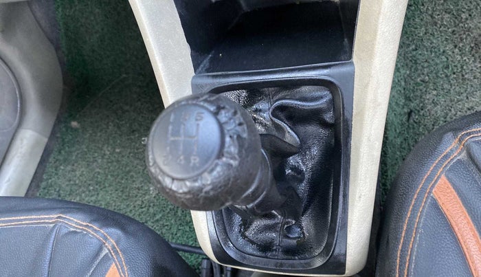 2014 Maruti Celerio VXI, Petrol, Manual, 29,921 km, Gear lever - Knob has minor damage