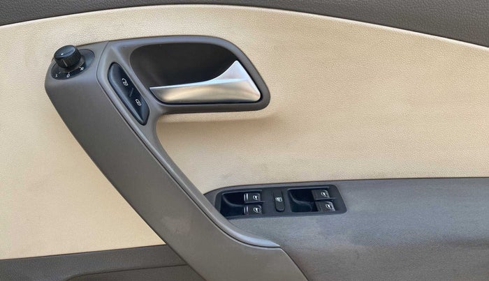 2011 Volkswagen Vento HIGHLINE 1.6 MPI, Petrol, Manual, 70,562 km, Driver Side Door Panels Control