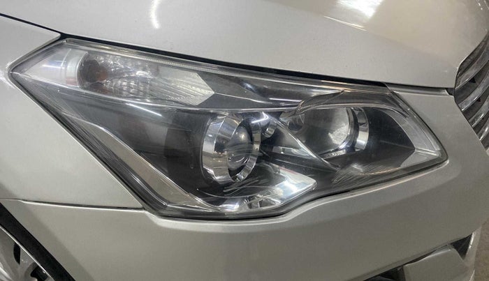 2015 Maruti Ciaz VXI+, Petrol, Manual, 81,730 km, Right headlight - Clamp has minor damage