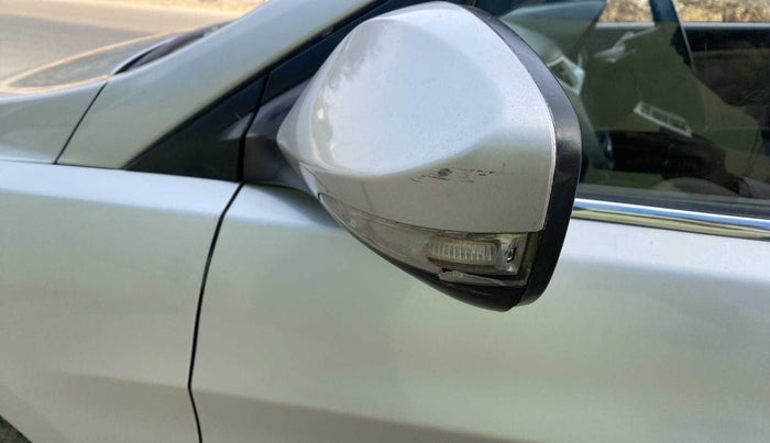 2013 Hyundai Verna FLUIDIC 1.4 CRDI, Diesel, Manual, 1,00,369 km, Left rear-view mirror - Indicator light not working