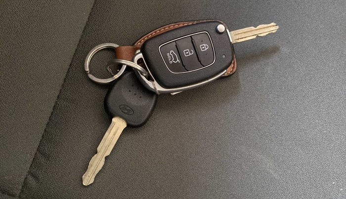 2019 Hyundai VENUE SX 1.0 TURBO DUAL TONE, Petrol, Manual, 20,561 km, Key Close Up