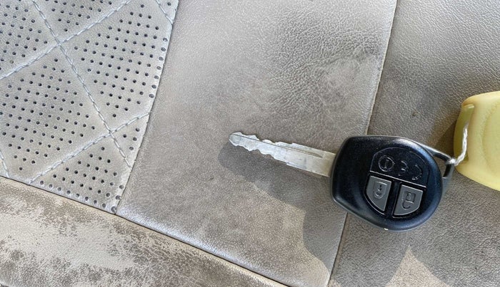 2017 Maruti Dzire VDI, Diesel, Manual, 92,006 km, Key Close Up