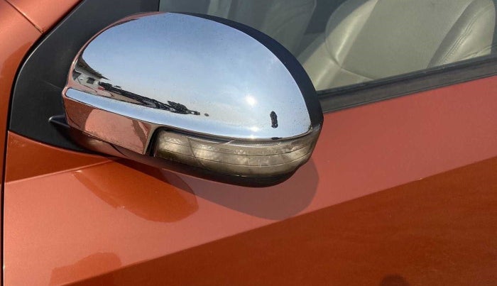 2015 Mahindra XUV500 W8, Diesel, Manual, 38,162 km, Left rear-view mirror - Indicator light has minor damage