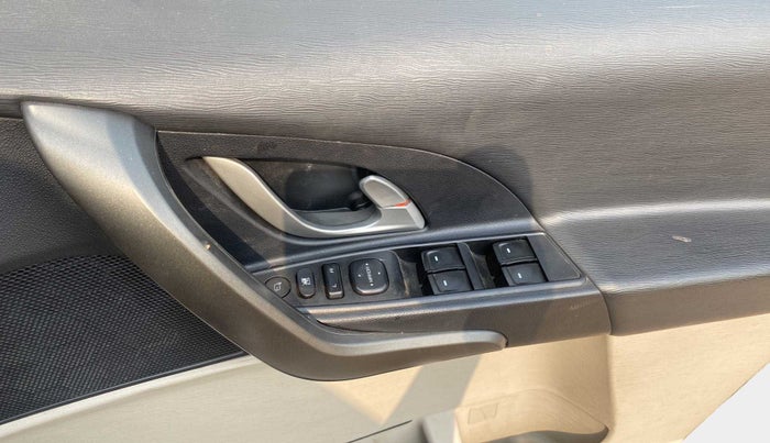 2015 Mahindra XUV500 W8, Diesel, Manual, 38,162 km, Driver Side Door Panels Control