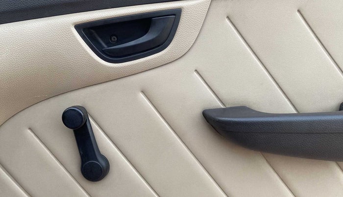 2013 Hyundai Eon D-LITE+, Petrol, Manual, 38,597 km, Driver Side Door Panels Control