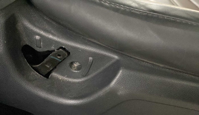 2017 Hyundai Elite i20 MAGNA EXECUTIVE 1.2, Petrol, Manual, 27,819 km, Driver seat - Folding lever cover has minor damage