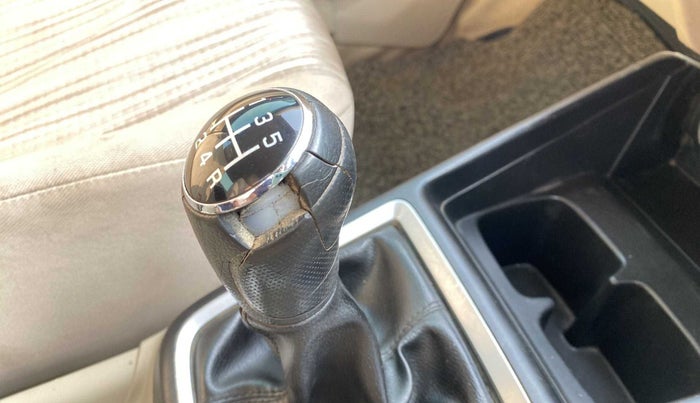 2018 Maruti Dzire VXI, Petrol, Manual, 64,024 km, Gear lever - Knob has minor damage