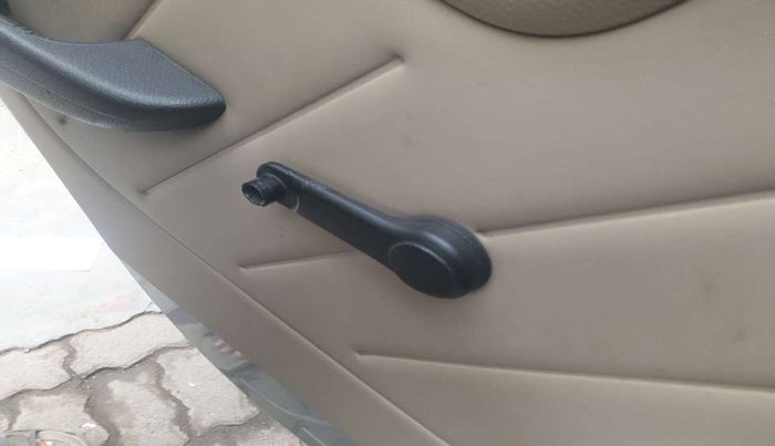 2014 Hyundai Eon D-LITE+, Petrol, Manual, 42,045 km, Left rear window switch / handle - Minor damage