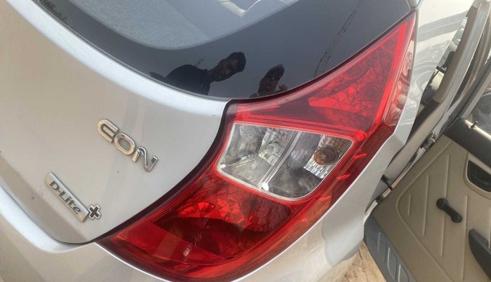 2014 Hyundai Eon D-LITE+, Petrol, Manual, 42,045 km, Right tail light - Minor damage