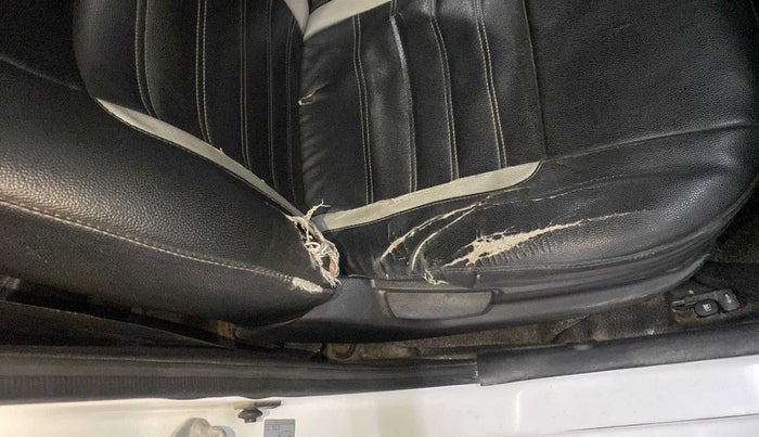 2015 Hyundai Eon MAGNA +, Petrol, Manual, 97,565 km, Driver seat - Cover slightly torn