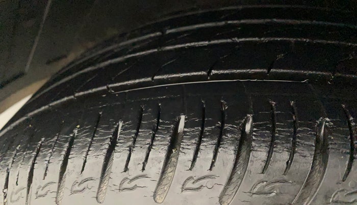 2019 Hyundai VENUE SX 1.0 TURBO, Petrol, Manual, 29,420 km, Left front tyre - Minor crack