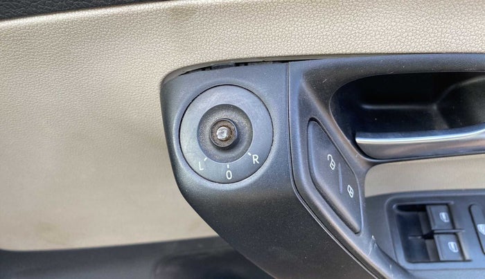 2013 Volkswagen Polo COMFORTLINE 1.2L PETROL, Petrol, Manual, 44,273 km, Right rear-view mirror - ORVM switch has minor damage