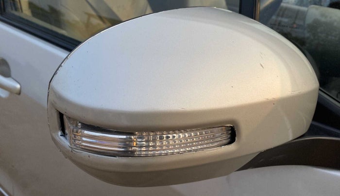 2016 Maruti Ertiga ZDI SHVS, Diesel, Manual, 28,732 km, Right rear-view mirror - Indicator light has minor damage