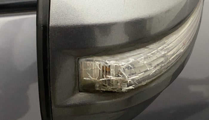 2013 Maruti Swift VXI, Petrol, Manual, 1,05,222 km, Right rear-view mirror - Indicator light has minor damage