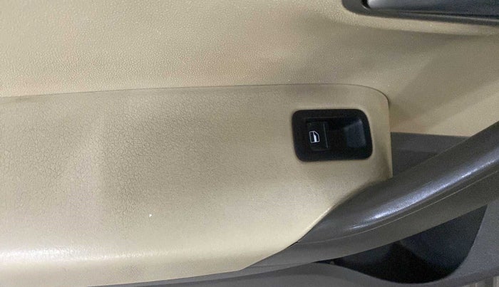 2015 Volkswagen Vento HIGHLINE 1.5 AT, Diesel, Automatic, 72,821 km, Left front window switch / handle - Power window makes minor noise