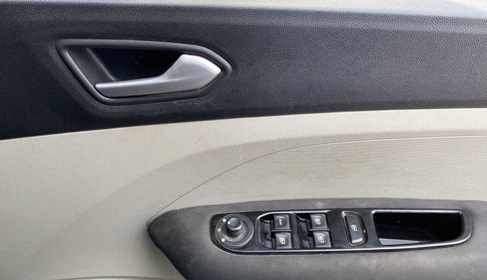 2019 Renault TRIBER RXZ, Petrol, Manual, 84,579 km, Driver Side Door Panels Control