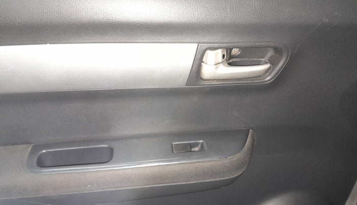 2011 Maruti Swift VXI, Petrol, Manual, 96,724 km, Lock system - Door lock knob has minor damage