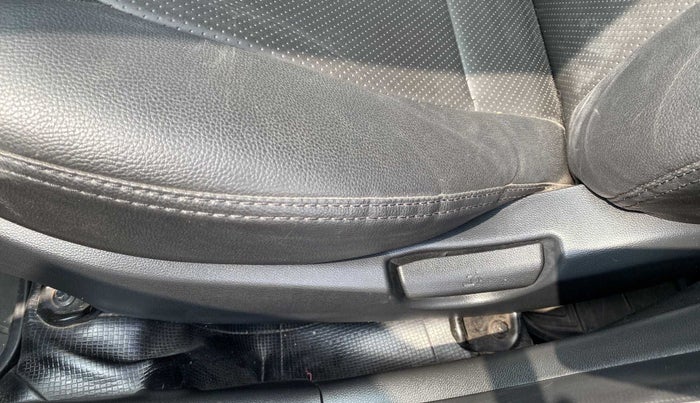 2015 Hyundai Xcent S 1.2, Petrol, Manual, 46,506 km, Front left seat (passenger seat) - Folding lever cover has minor damage