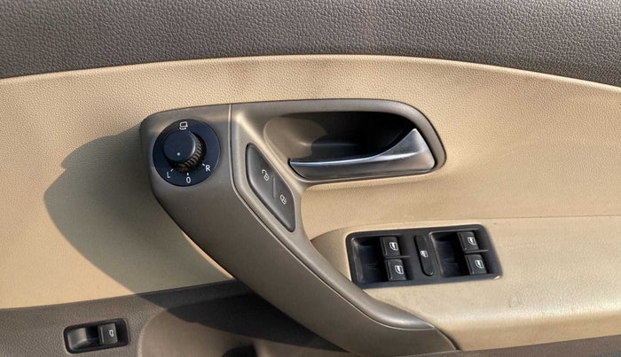 2017 Volkswagen Vento HIGHLINE 1.6 MPI, Petrol, Manual, 37,403 km, Driver Side Door Panels Control