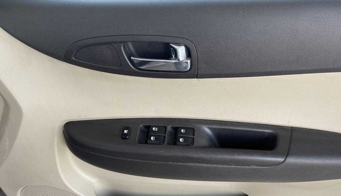 2013 Hyundai i20 MAGNA 1.2, Petrol, Manual, 57,953 km, Driver Side Door Panels Control