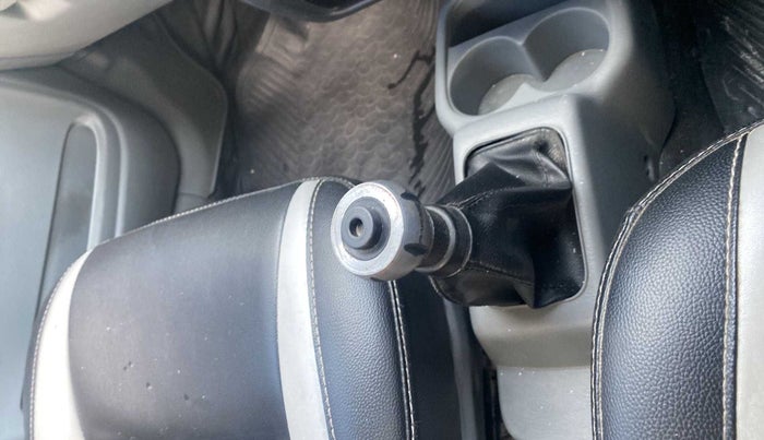 2014 Maruti Alto K10 VXI, Petrol, Manual, 70,576 km, Gear lever - Knob has minor damage