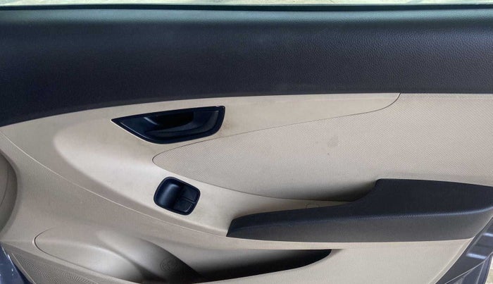 2017 Hyundai Eon MAGNA +, Petrol, Manual, 75,421 km, Driver Side Door Panels Control