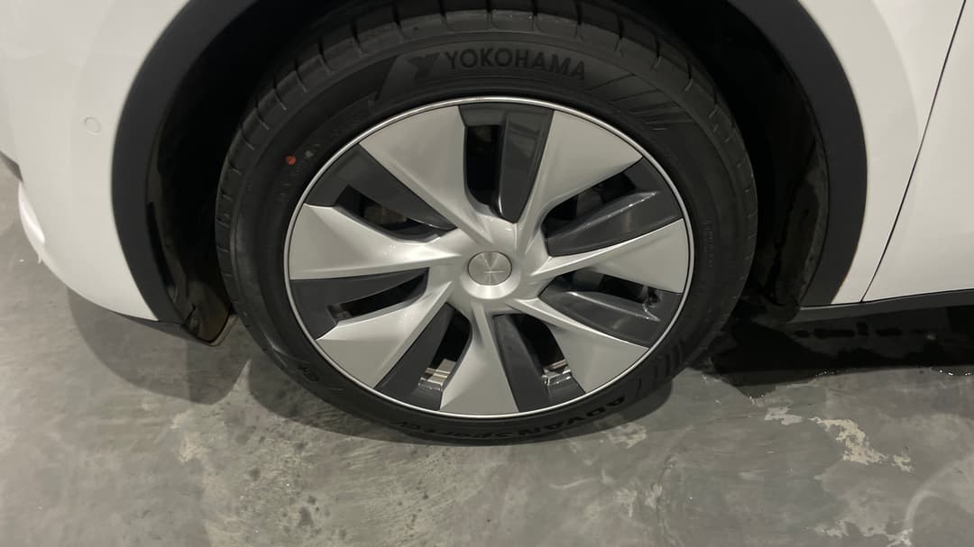 2023 Tesla Model Y Rear-wheel Drive, Automatic, 21676 km, Left Front Wheel