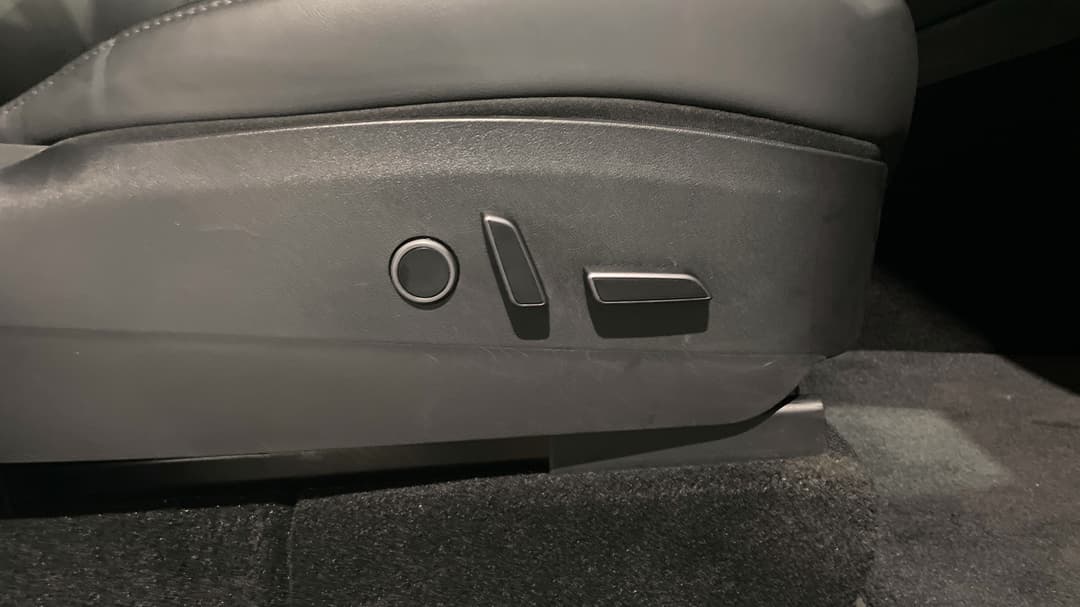2023 Tesla Model Y Rear-wheel Drive, Automatic, 21676 km, Drivers Side Adjustment Panel