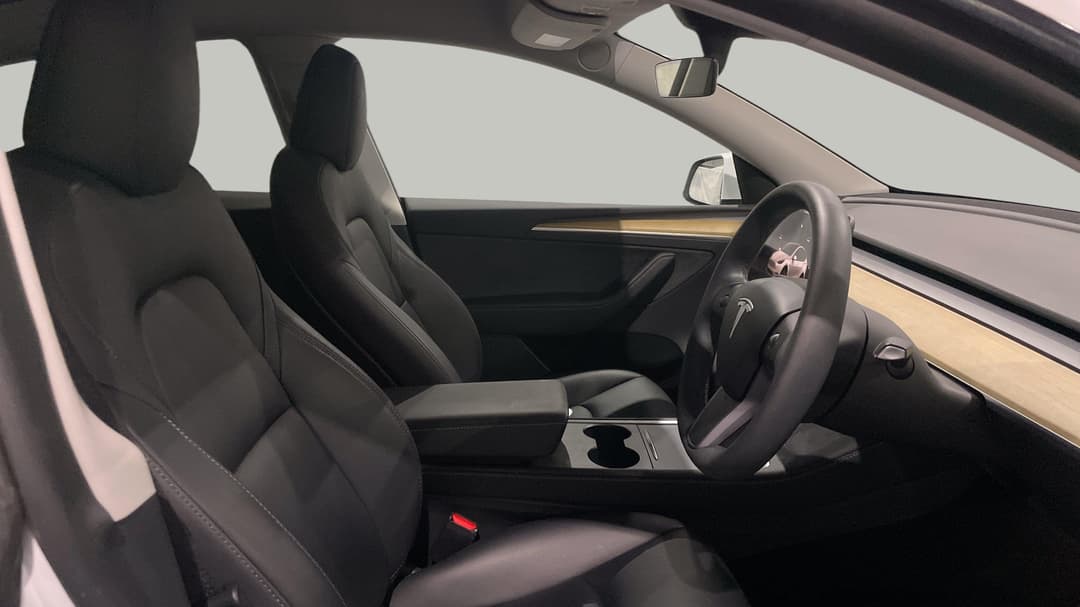 2023 Tesla Model Y Rear-wheel Drive, Automatic, 21676 km, Right Side Front Door Cabin View