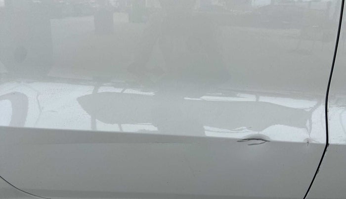 2016 Volkswagen Polo HIGHLINE1.2L, Petrol, Manual, 1,17,907 km, Right rear door - Slightly dented