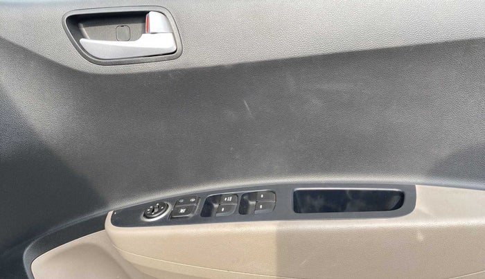 2017 Hyundai Grand i10 SPORTZ 1.2 KAPPA VTVT, Petrol, Manual, 25,365 km, Driver Side Door Panels Control