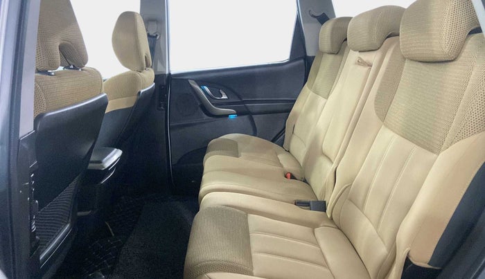 2019 Mahindra XUV500 W7, Diesel, Manual, 36,039 km, Right Side Rear Door Cabin