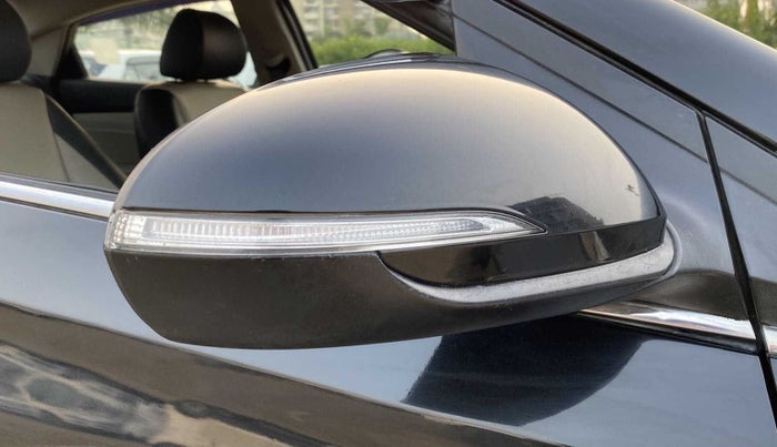 2018 Hyundai Verna 1.6 VTVT SX (O) AT, Petrol, Automatic, 35,705 km, Right rear-view mirror - Mirror movement not proper