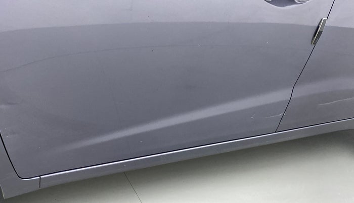 2017 Hyundai Grand i10 MAGNA 1.2 KAPPA VTVT, Petrol, Manual, 99,358 km, Front passenger door - Upto 4 inch Scratches + Count of scratches 3-5 ( Metal not Visible)