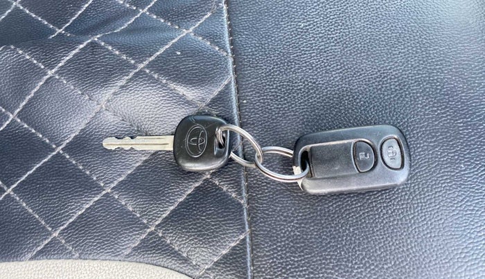 2011 Toyota Etios G, Petrol, Manual, 81,852 km, Lock system - Dork lock functional only from remote key