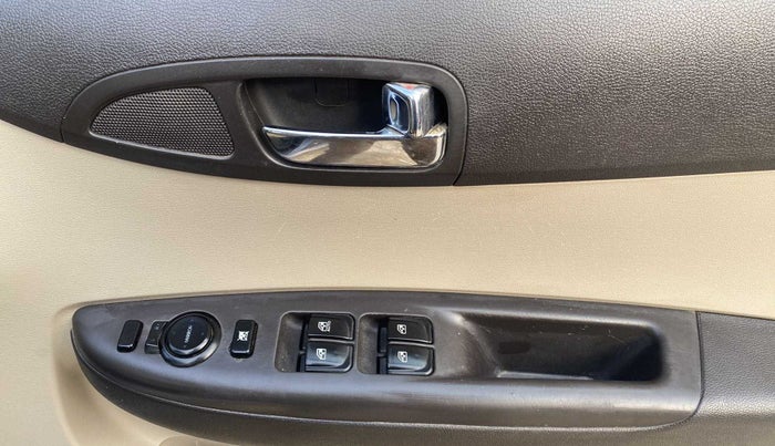 2013 Hyundai i20 MAGNA (O) 1.2, Petrol, Manual, 91,425 km, Driver Side Door Panels Control
