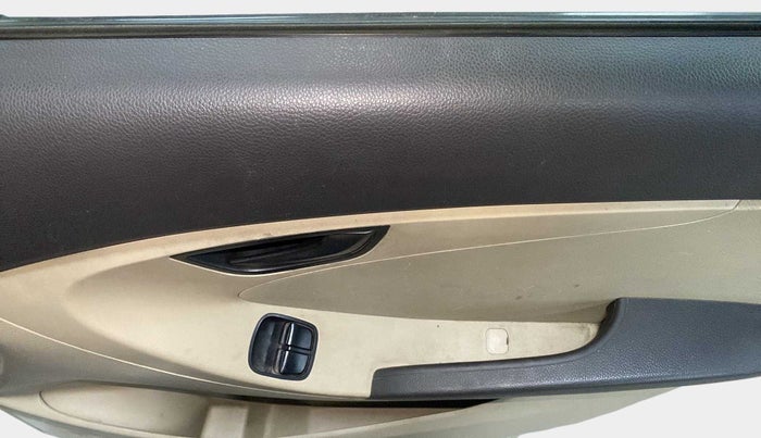2016 Hyundai Eon MAGNA +, Petrol, Manual, 82,714 km, Driver Side Door Panels Control
