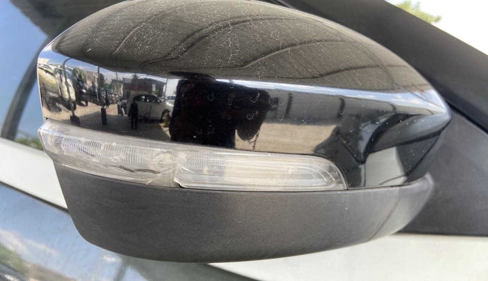 2020 Tata NEXON XZA PLUS (O) DIESEL DUAL TONE, Diesel, Automatic, 37,694 km, Right rear-view mirror - Cover has minor damage