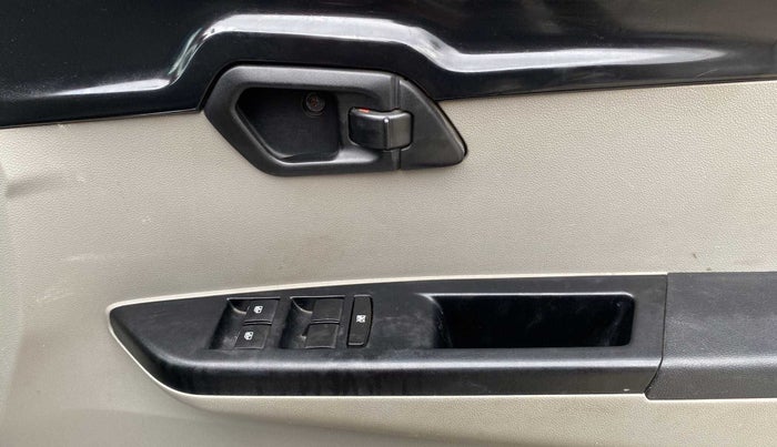 2017 Mahindra Kuv100 K4 6 STR, Petrol, Manual, 62,711 km, Driver Side Door Panels Control