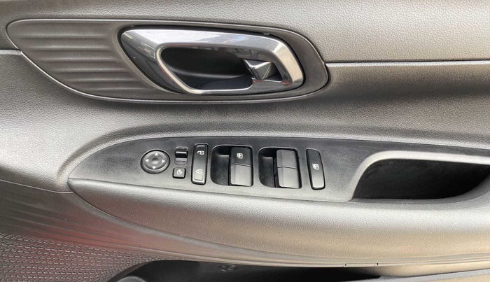 2022 Hyundai NEW I20 SPORTZ 1.2 MT DUAL TONE, Petrol, Manual, 19,649 km, Driver Side Door Panels Control