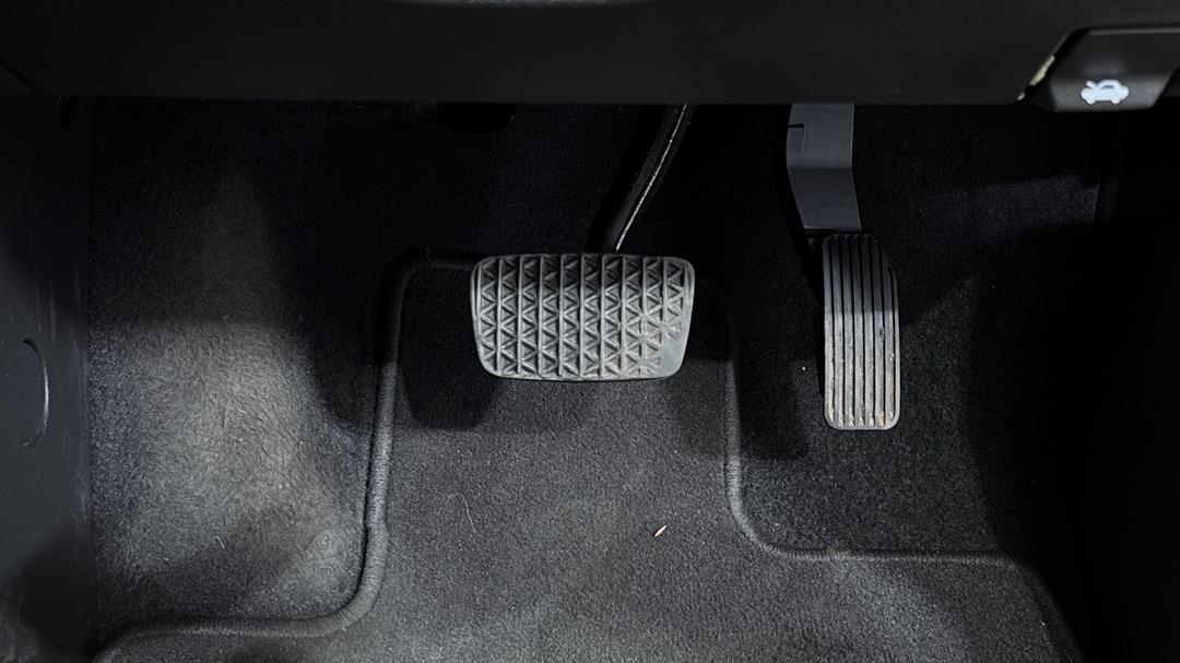 2019 Holden Equinox Lt Black Edition (FWD), Automatic, 88034 km, Pedals and Footmat