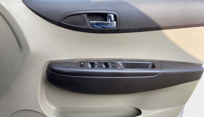 2011 Hyundai i20 MAGNA 1.2, Petrol, Manual, 91,757 km, Driver Side Door Panels Control