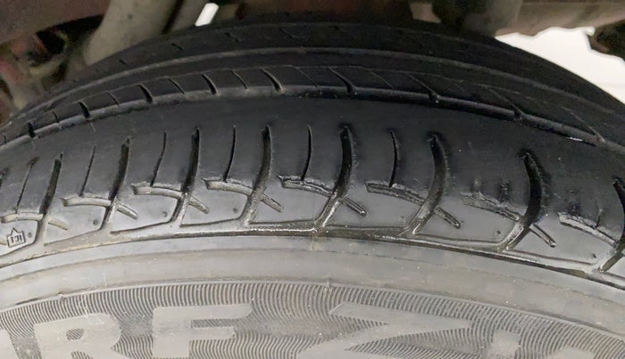 2017 Mahindra KUV 100 NXT K2 P 6 STR, Petrol, Manual, 92,064 km, Left Rear Tyre Tread