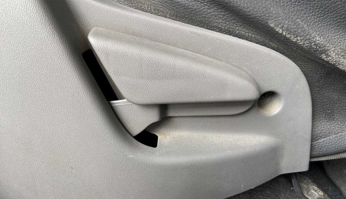 2017 Datsun Go Plus T, Petrol, Manual, 72,852 km, Driver Side Adjustment Panel