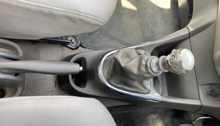 2013 Toyota Etios VD, Diesel, Manual, 84,618 km, Gear lever - Knob has minor damage