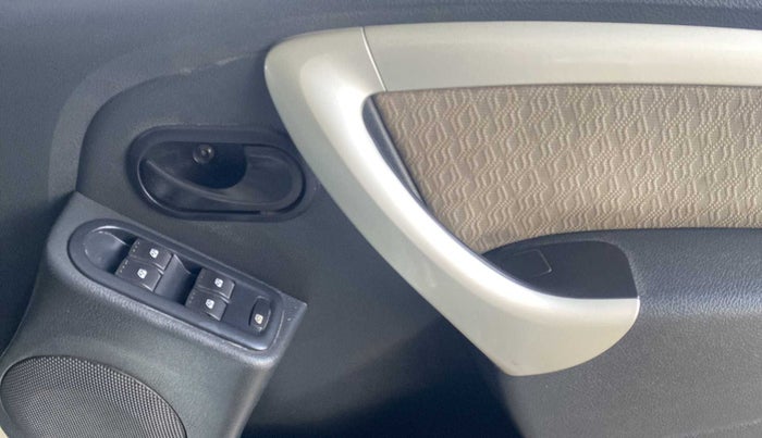 2014 Renault Duster RXL PETROL, Petrol, Manual, 29,383 km, Driver Side Door Panels Control