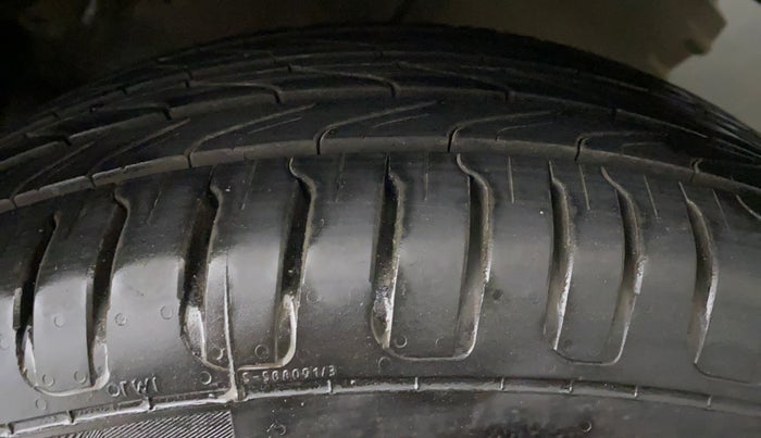2013 Maruti Ertiga VXI, Petrol, Manual, 49,415 km, Left Rear Tyre Tread
