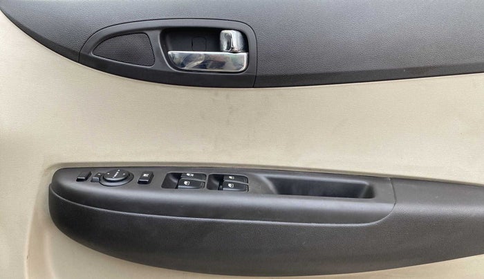 2014 Hyundai i20 MAGNA (O) 1.2, Petrol, Manual, 35,153 km, Driver Side Door Panels Control