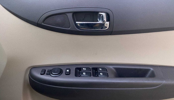 2013 Hyundai i20 SPORTZ 1.4 CRDI, Diesel, Manual, 99,974 km, Driver Side Door Panels Control